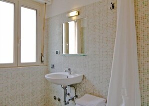 Triple Room | Bathroom