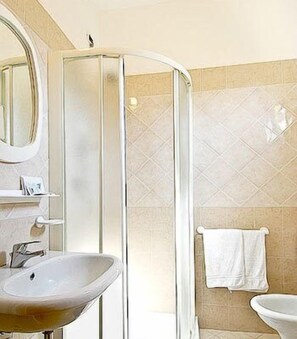 Regadera, secadora de cabello, bidet, toallas