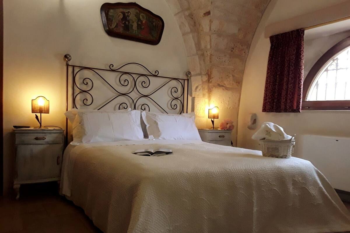 Triple Room | Minibar, desk, WiFi (free), bed sheets