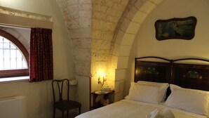 Minibar, desk, WiFi (free), bed sheets - Masseria Tolla (Ostuni)