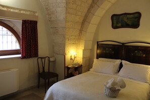 Minibar, escritorio, wifi gratis y ropa de cama 