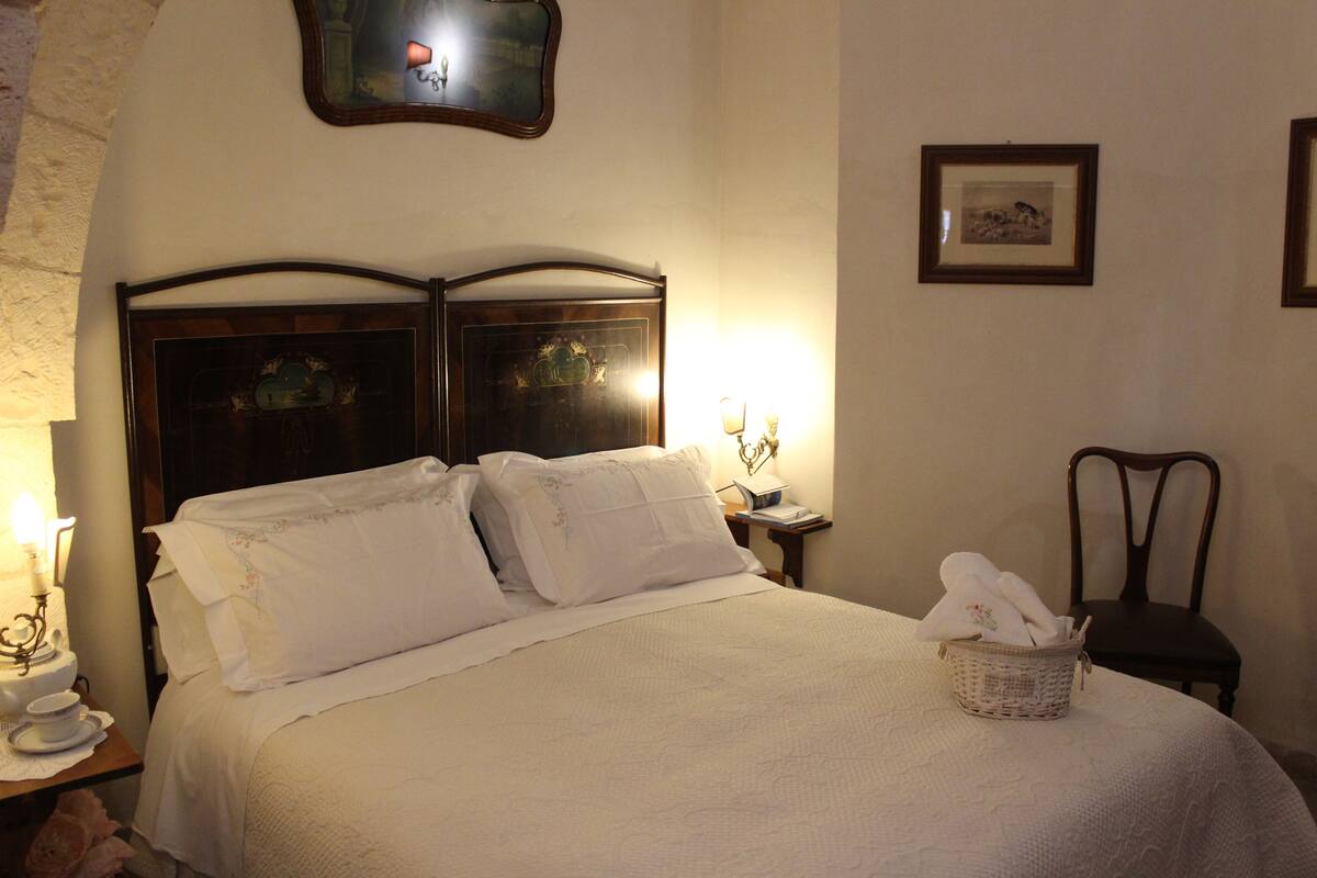 Minibar, desk, WiFi (free), bed sheets