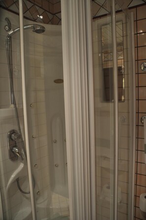 Articles de toilette (gratuits), séchoir à cheveux, bidet