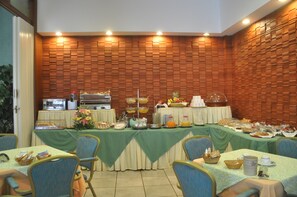 Daily continental breakfast for a fee - Hotel Fiorenza (Salerno)