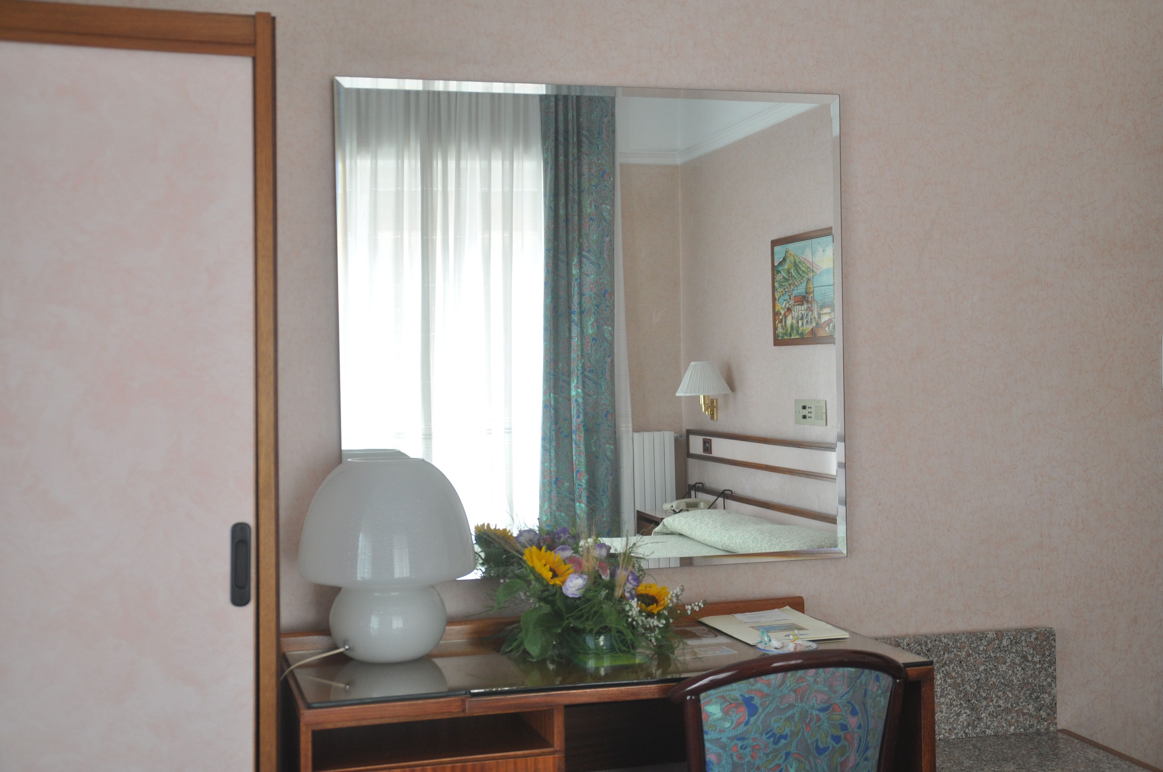 double room single use | living area | flat-screen tv, dvd player