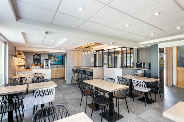 Daily buffet breakfast (EUR 10 per person) - Brit Hotel Iroise (Plougastel-Daoulas)