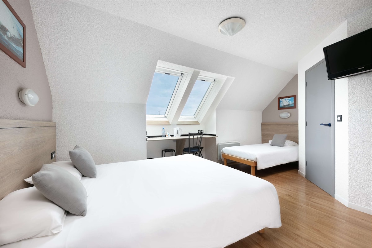 Triple Room | Desk, soundproofing, iron/ironing board, free cots/infant beds