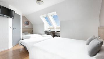 Chambre Quadruple | Bureau, chambres insonorisées, fer et planche à repasser
