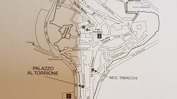 Un mapa detallado de una zona histórica, con calles, monumentos y lugares de interés señalados.