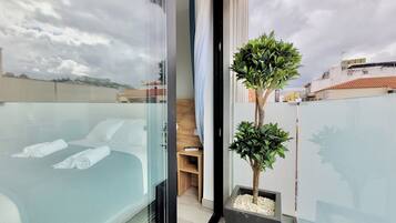 Caja de seguridad en la habitación y escritorio