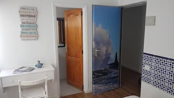 Habitación económica con 1 cama matrimonial o 2 individuales | Caja de seguridad en la habitación y escritorio
