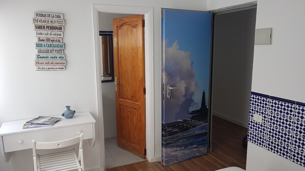 Quarto casal ou duplo econômico | Cofres nos quartos, escrivaninha, ferros/tábuas de passar roupa