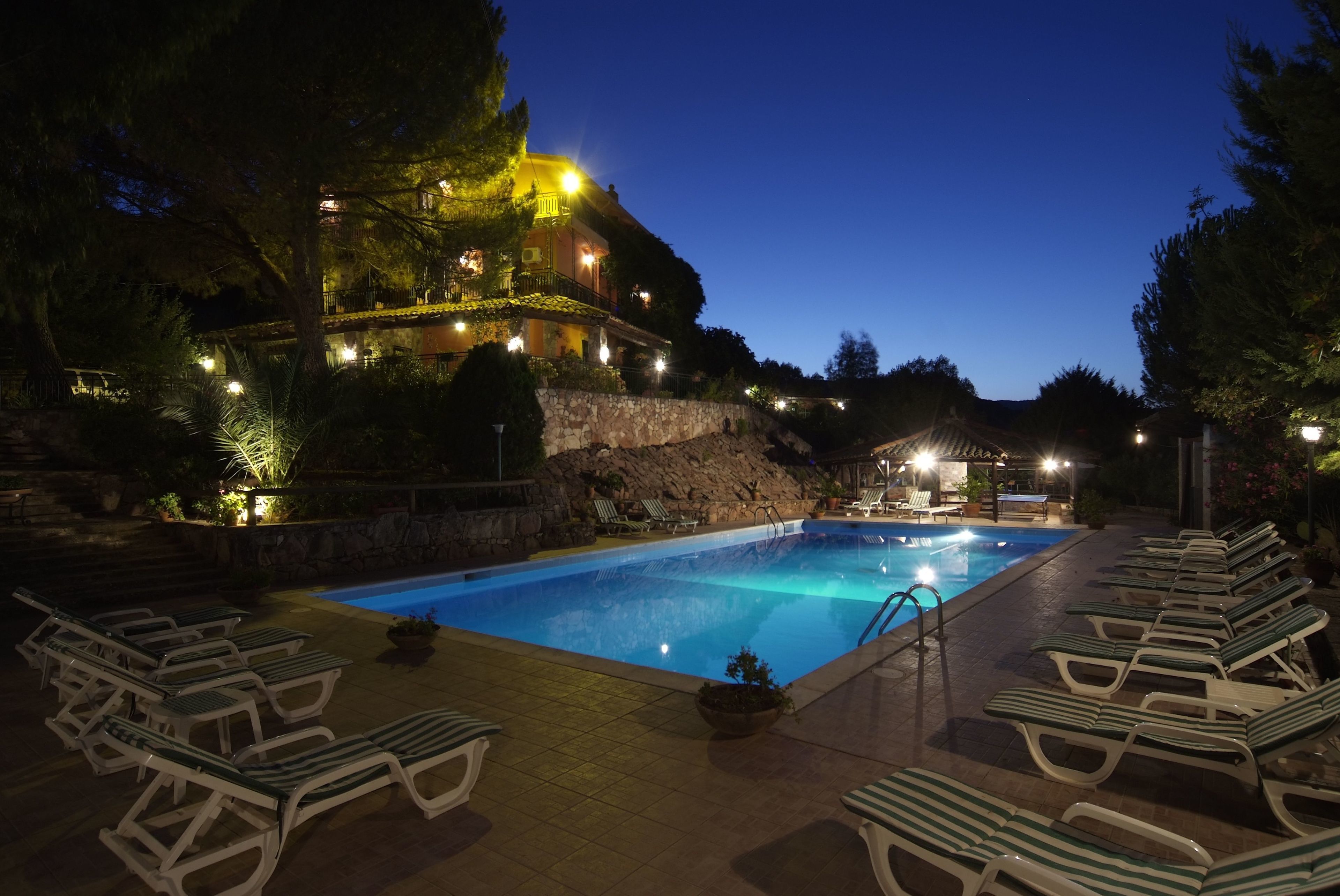 Piscine extérieure (ouverte en saison), couloir de nage, chaises longues