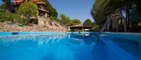 Piscina stagionale all'aperto, una piscina sportiva, lettini