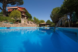Piscine extérieure (ouverte en saison), couloir de nage, chaises longues