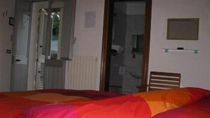 Desk, iron/ironing board (on request), rollaway beds - B&B Sciaradamar (Lecce)