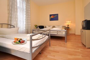 Habitación triple | Minibar y caja de seguridad en la habitación 