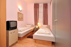 Twin Room, 2 Single Beds | Minibar, in-room safe, laptop workspace, iron/ironing board - Apadana Hotel (FRANKFURT AM MAIN)