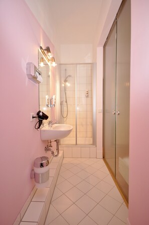 Twin Room, 2 Single Beds | Bathroom | Hair dryer, towels