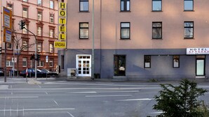 A multi-story hotel building with a sign indicating it is the 'HOTEL APADANA'. - Apadana Hotel (FRANKFURT AM MAIN)