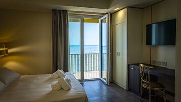Junior Room, Sea View | Peralatan tempat tidur premium, bar mini, peti besi dalam bilik, meja