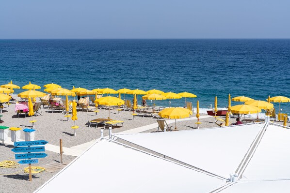 Privatstrand, weißer Sandstrand, Liegestühle, Sonnenschirme