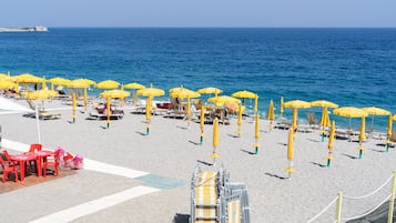 Plage privée, sable blanc, chaises longues, parasols