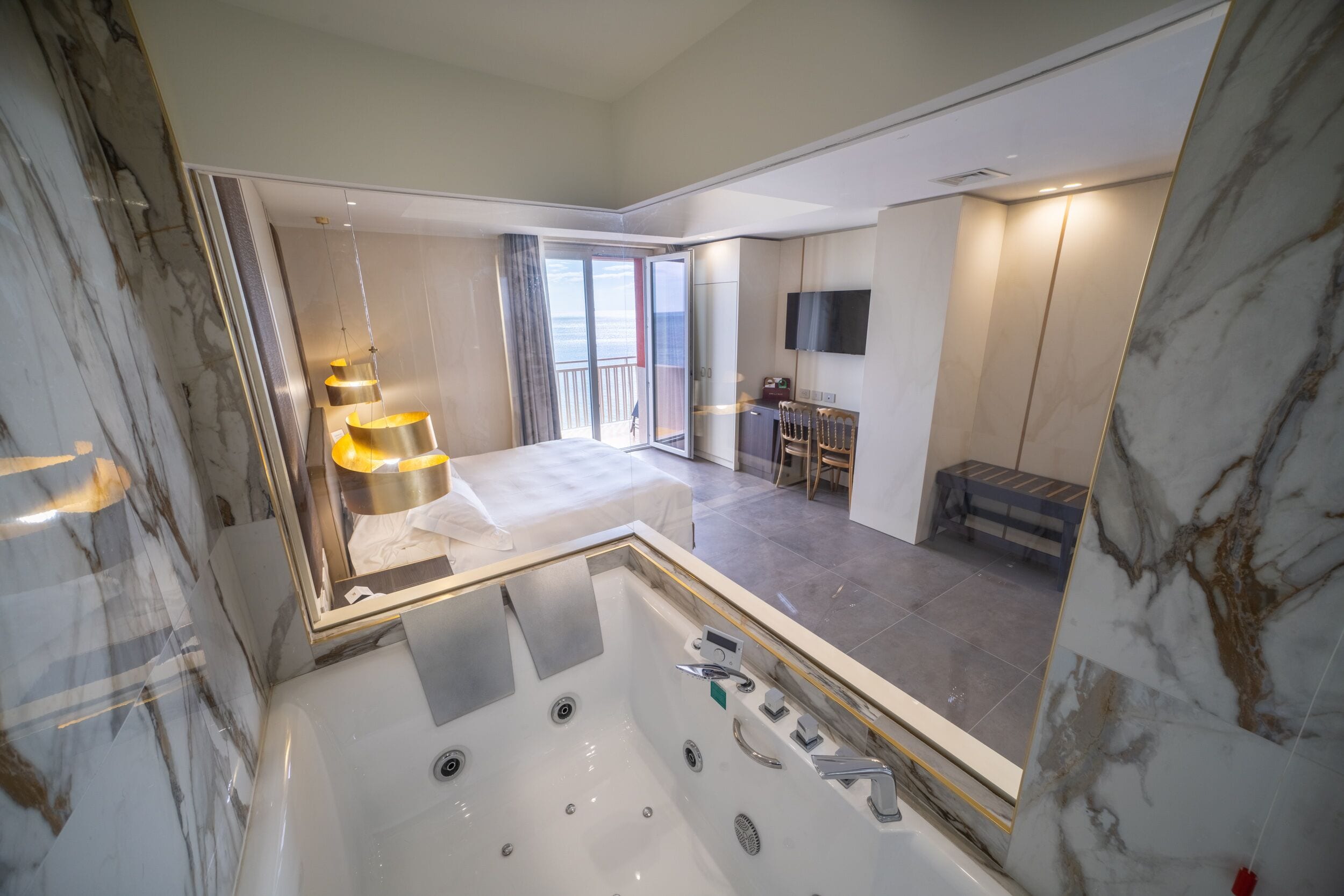 Habitación Royal | Ropa de cama de alta calidad y minibar 