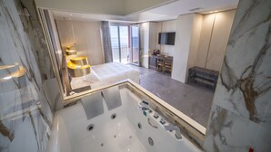 A modern bathroom with a large bathtub, a shower area, and a vanity. - Hotel Palace (Catanzaro)