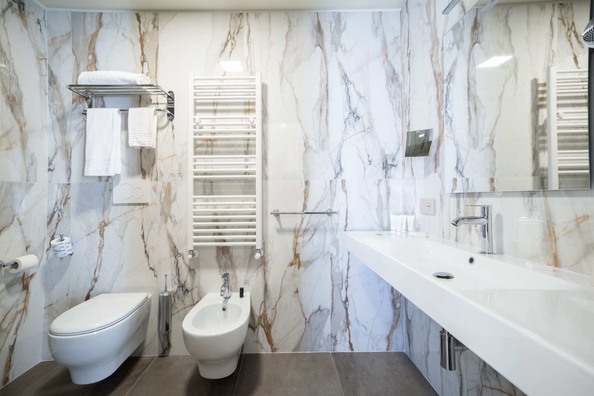 family room | 1 bedroom, premium bedding, minibar, in-room safe