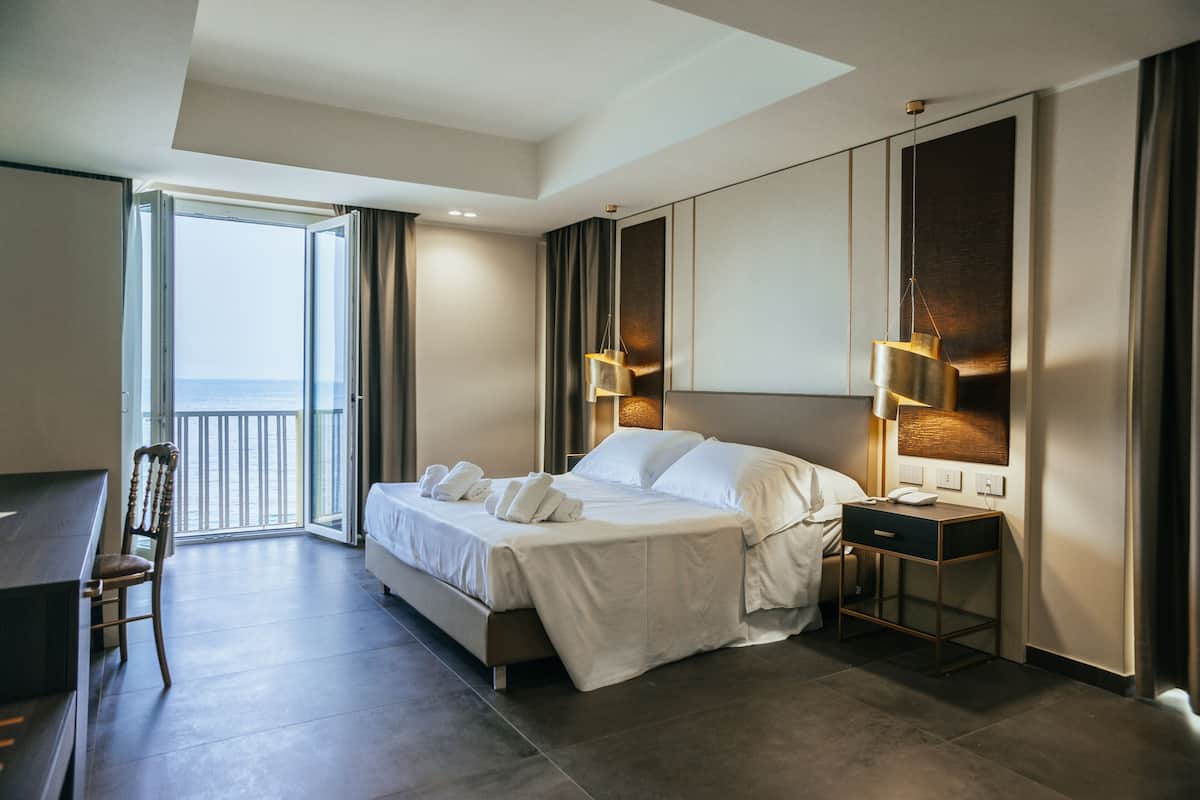 小型客房, 海景 | 高档床上用品、迷你吧、客房内保险箱、办公桌