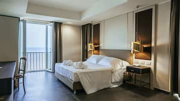 Camera Junior, vista mare | Biancheria da letto di alta qualità, minibar, una cassaforte in camera