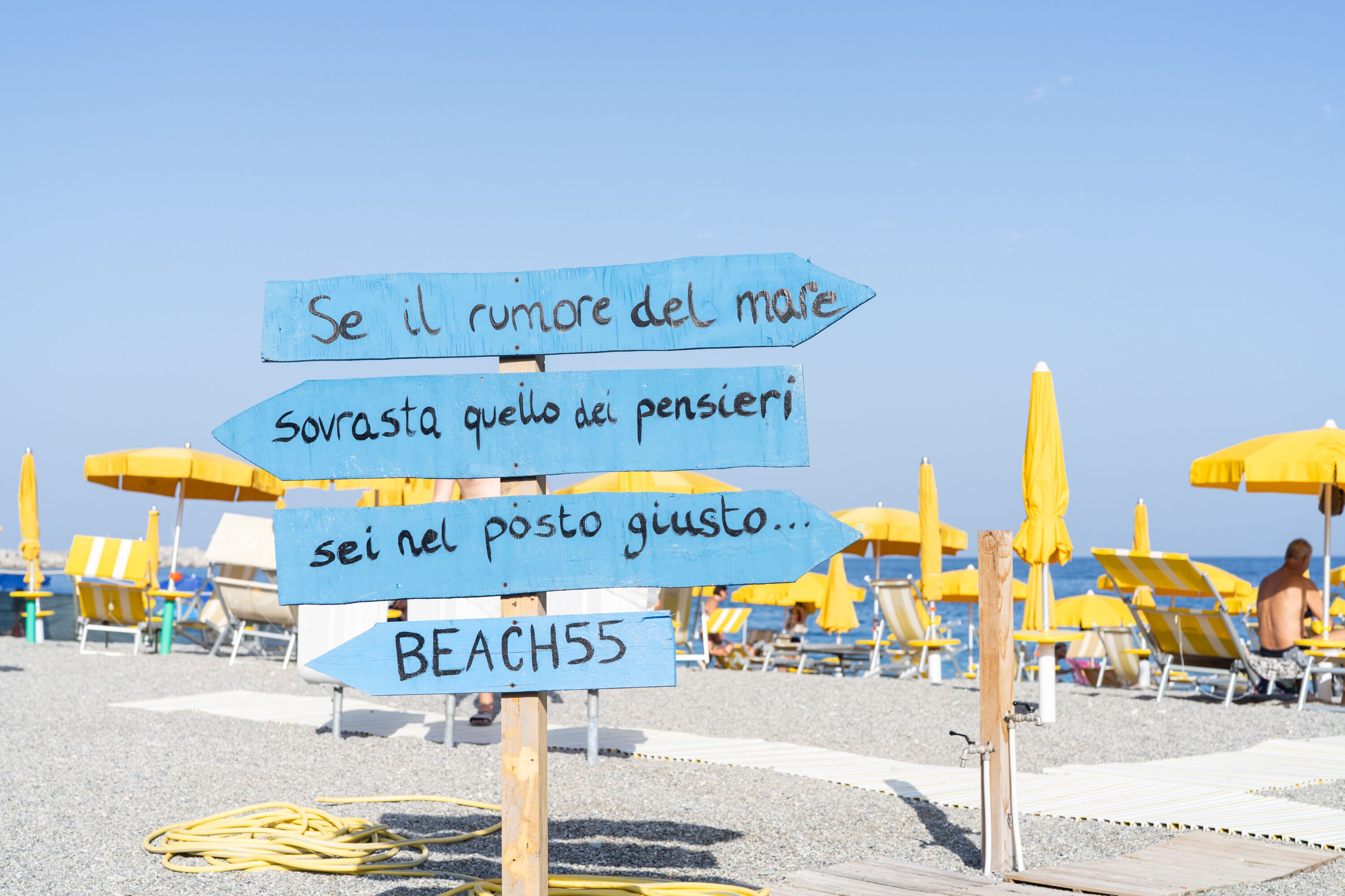 Ein Strandschild mit italienischem Text und einer Strandnummer.
