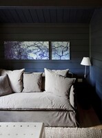 Minibar, caja de seguridad en la habitación, wifi gratis y ropa de cama 