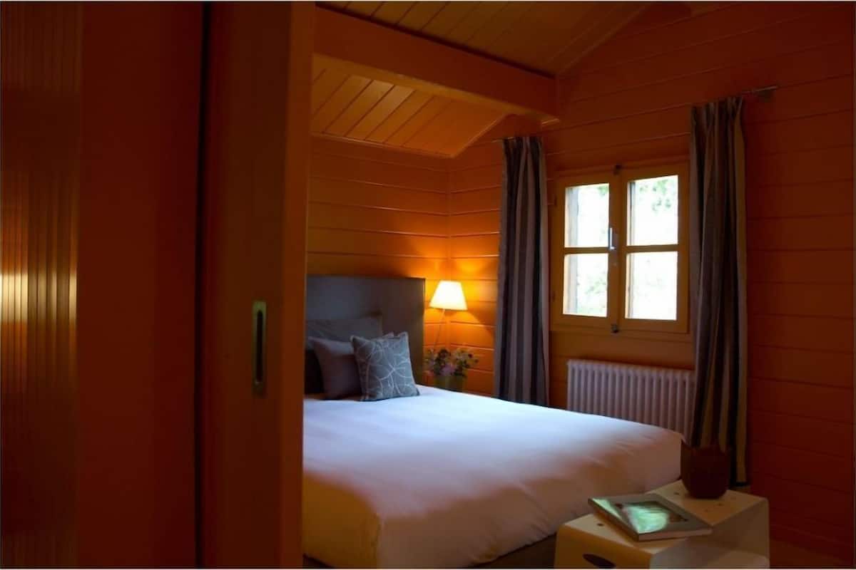 minibar, in-room safe, free wifi, bed sheets