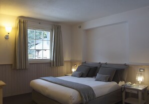 Minibar, in-room safe, free WiFi, bed sheets - Hôtel Village (Quart)