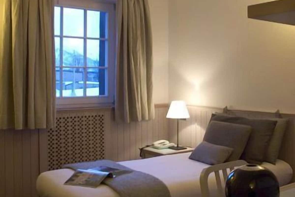 Minibar, caja de seguridad en la habitación, wifi gratis y ropa de cama