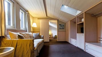 Una habitación con cama, escritorio y armario.