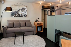 Deluxe Quadruple Room | Living area | 18-inch flat-screen TV with digital channels, TV - Hôtel Village (Quart)