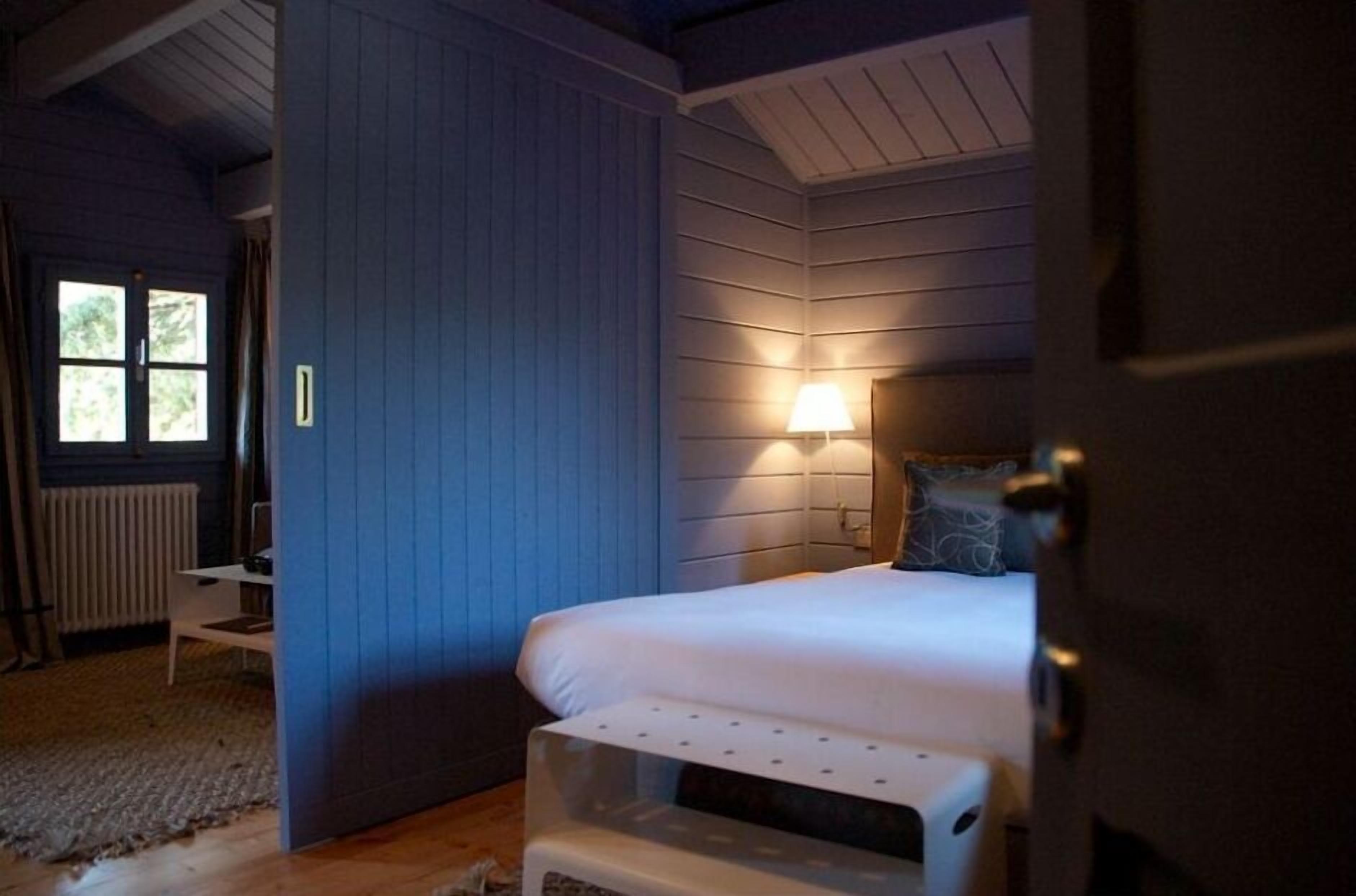 minibar, in-room safe, free wifi, bed sheets