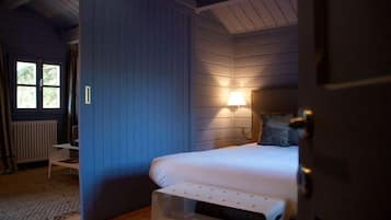 Una camera da letto con un letto, un comodino, una lampada e una finestra.