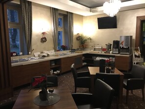 Se ofrece un desayuno bufé (50 PLN por persona)