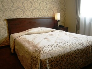 Hypo-allergenic bedding, pillow-top beds, in-room safe, desk - Hotel Royal (Kraków)
