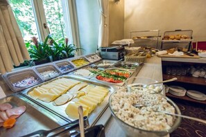 Petit déjeuner, déjeuner et dîner servis sur place