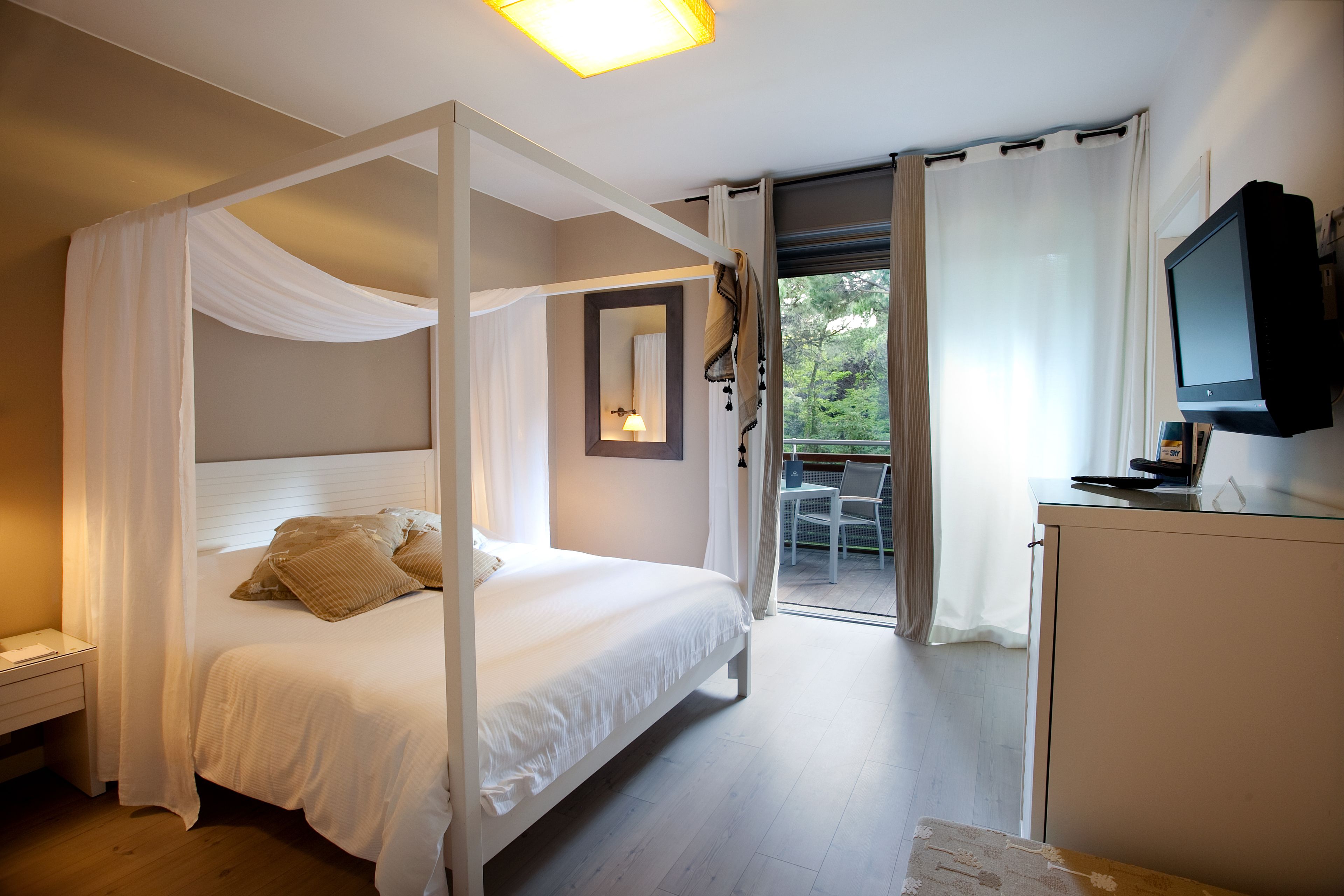 Deluxe Double Room on the sea and pinewoodside with balcony | Biancheria in cotone egiziano, biancheria da letto di alta qualità