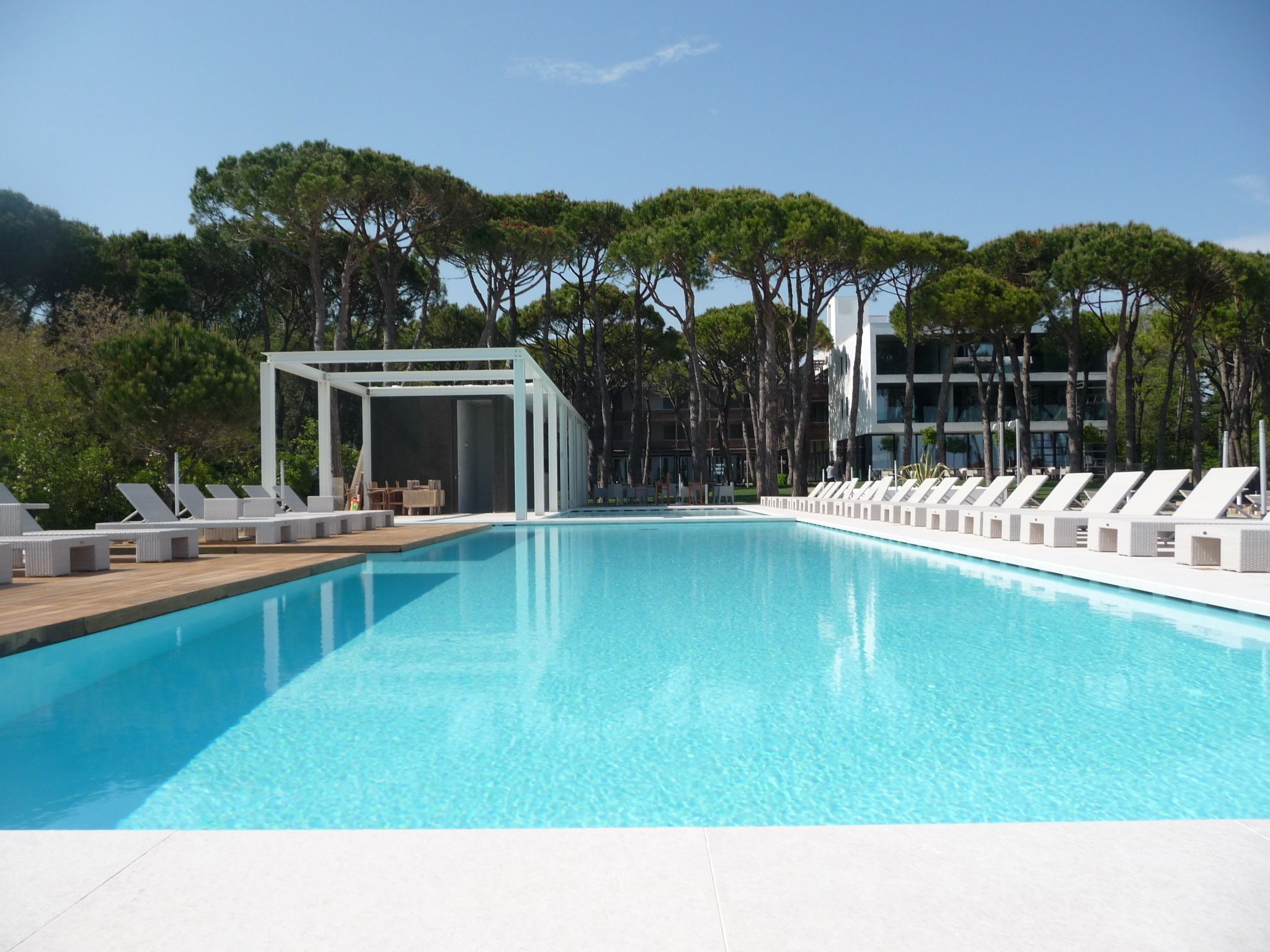 Piscina all'aperto, lettini