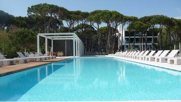 Piscina all'aperto, lettini
