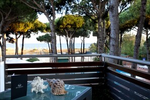 Deluxe Double Room on the sea and pinewoodside with balcony | Vue de la chambre