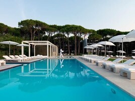 Piscina all'aperto, lettini