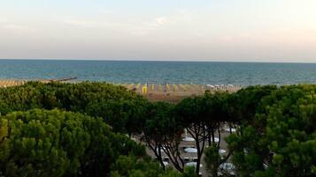 Spiaggia privata, lettini da mare, ombrelloni